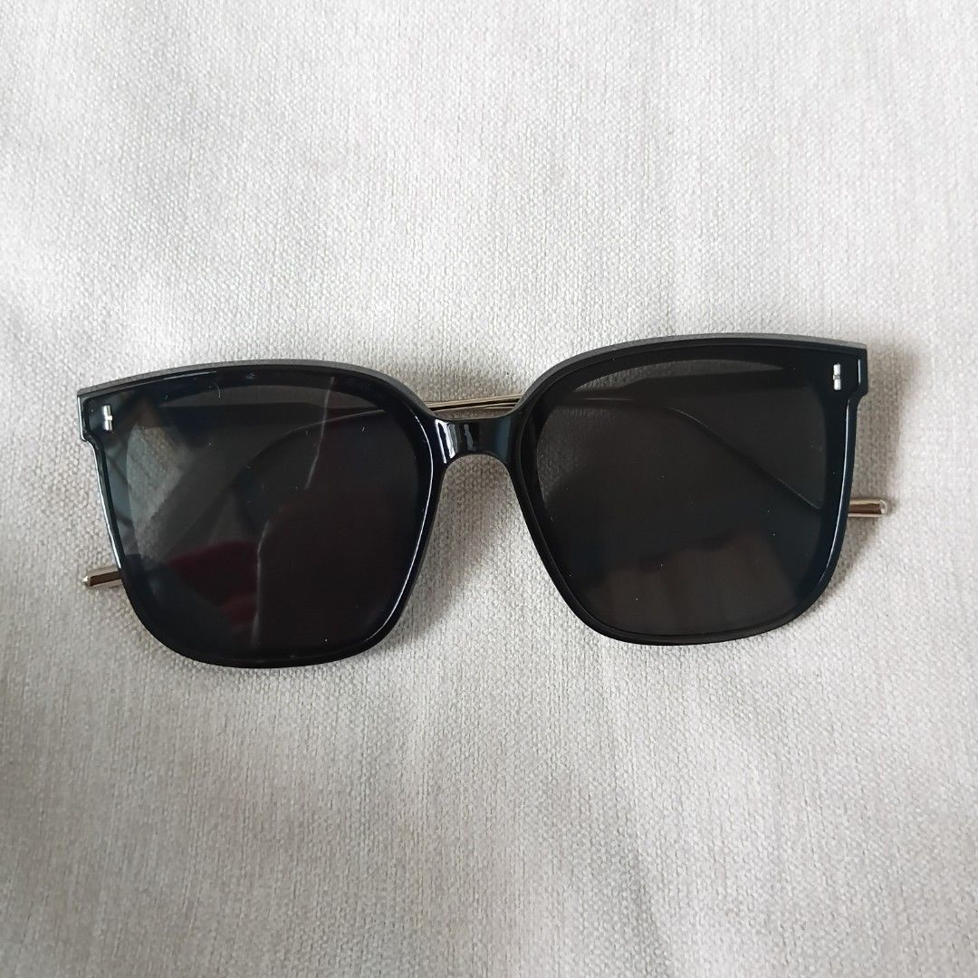 Black Sunglasses (Category: Sunglasses & Eyewear) located in Angeles City. Submitted by itsandspreloved (Listing ID 1462282297, Image 2). Description: used once only sa beach for pics only.