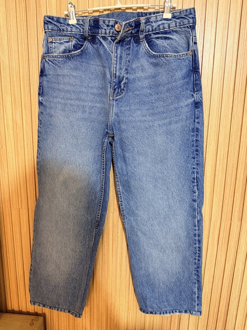 Zara Blue Denim Jeans (Category: Jeans) located in Makati City. Submitted by ziagabrielle (Listing ID 1462302518, Image 1). Description: - Classic blue denim jeans - Relaxed straight leg cut - Frayed hem detail - Button and zip closure - Two back pockets - Ideal for casual wear -altered (see photos) -W32xL36.