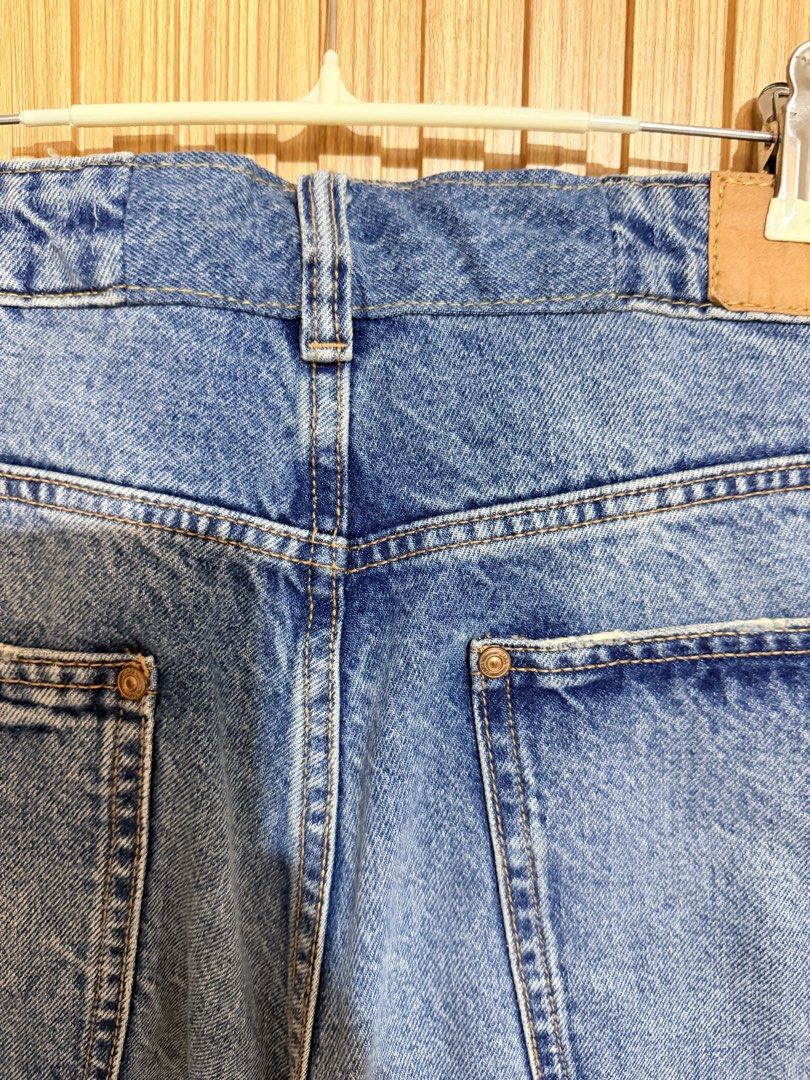 Zara Blue Denim Jeans (Category: Jeans) located in Makati City. Submitted by ziagabrielle (Listing ID 1462302518, Image 2). Description: - Classic blue denim jeans - Relaxed straight leg cut - Frayed hem detail - Button and zip closure - Two back pockets - Ideal for casual wear -altered (see photos) -W32xL36.