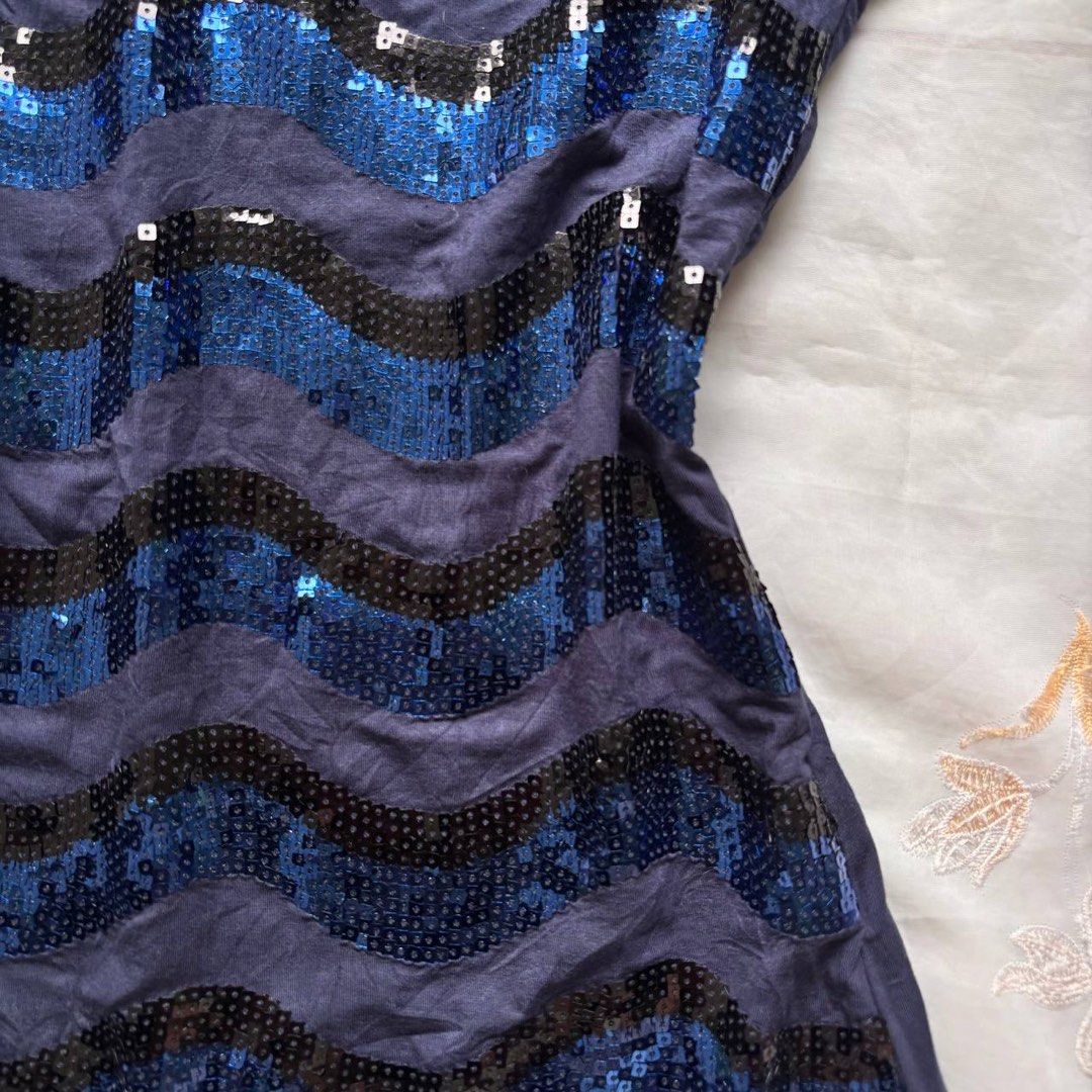 Blue Sequin Wavy Tank Top (Category: Sleeveless) located in Manila. Submitted by petalfinds_ (Listing ID 1462390865, Image 3). Description: ᥫ᭡.ִֶָ𓂃 dark blue sequins tank top ౨ৎ 𝐛𝐫𝐚𝐧𝐝: ౨ৎ 𝐬𝐢𝐳𝐞: small to medium 🫧⋆｡˚ 𝐝𝐞𝐭𝐚𝐢𝐥𝐬: complete sequins! ang ganda ng tela! fitted typeee! ─── ⋆⋅☆⋅⋆ ── 𝖒𝖎𝖓𝖊 (𝖆𝖚𝖙𝖔 𝖞𝖔𝖚𝖗𝖘): 159.