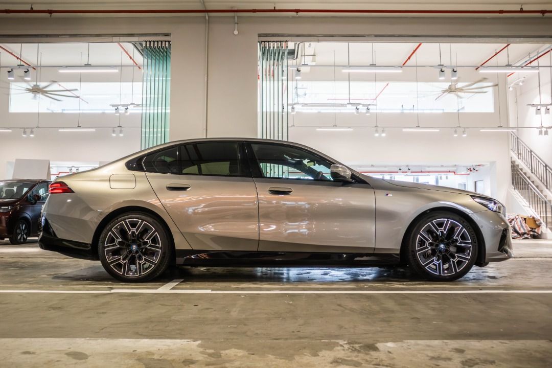BMW i5 Electric eDrive40 M-Sport Auto (Category: Used Cars) located in Singapore. Submitted by vinsautogroup (Listing ID 1462307968, Image 2). Description: Consignment Unit Vehicle Features: BMW RWD electric single speed motor. 81.2 kWh battery capacity producing 335bhp and 400nm of torque! Estimated range of 582km! Accessories: BMW M-Sport bodykit, M-Sport suspension, BMW iconic glow kidney grille, parking assist with 360 cam, memory seat, ambie