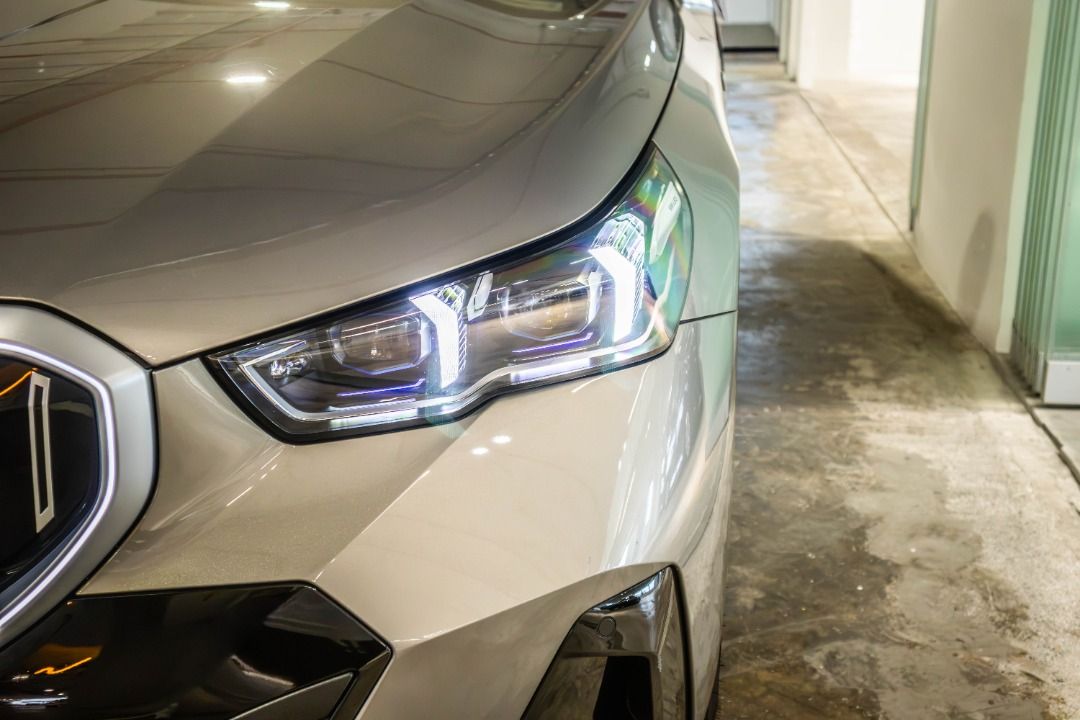 BMW i5 Electric eDrive40 M-Sport Auto (Category: Used Cars) located in Singapore. Submitted by vinsautogroup (Listing ID 1462307968, Image 3). Description: Consignment Unit Vehicle Features: BMW RWD electric single speed motor. 81.2 kWh battery capacity producing 335bhp and 400nm of torque! Estimated range of 582km! Accessories: BMW M-Sport bodykit, M-Sport suspension, BMW iconic glow kidney grille, parking assist with 360 cam, memory seat, ambie