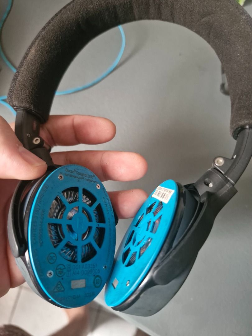 Bose Soundlink Bluetooth Headphones (Category: Headphones & Headsets) located in Pasig City. Submitted by paulobaron (Listing ID 1462292794, Image 2). Description: Selling Original Bose Soundlink On-Ear Headphones. Condition: 3.5mm jack and Bluetooth both working, Issue: You need to buy earpads, I can throw in the original casing but it is already worn-out. SLIGHTLY NEGOTIABLE. FOR PICKUP ONLY RFS: No longer used - Bose Wireless Headphones - Colo