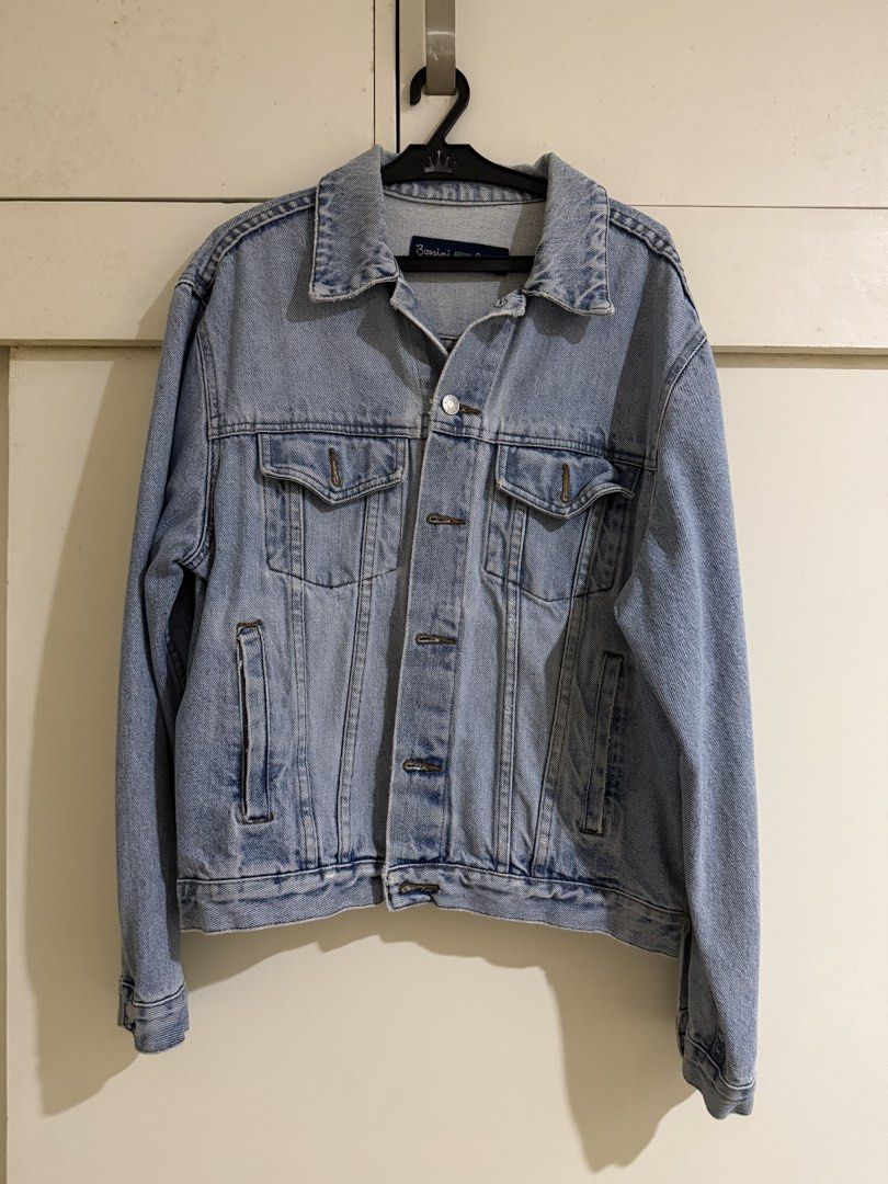 Bossini Light Wash Denim Jacket (Category: Coats, Jackets and Outerwear) located in Antipolo. Submitted by elmclothing (Listing ID 1462397934, Image 1). Description: - Classic light wash denim jacket by Bossini - Button-up front closure - Two chest pockets - Standard collar and button cuffs - Essential wardrobe staple, easy to style.