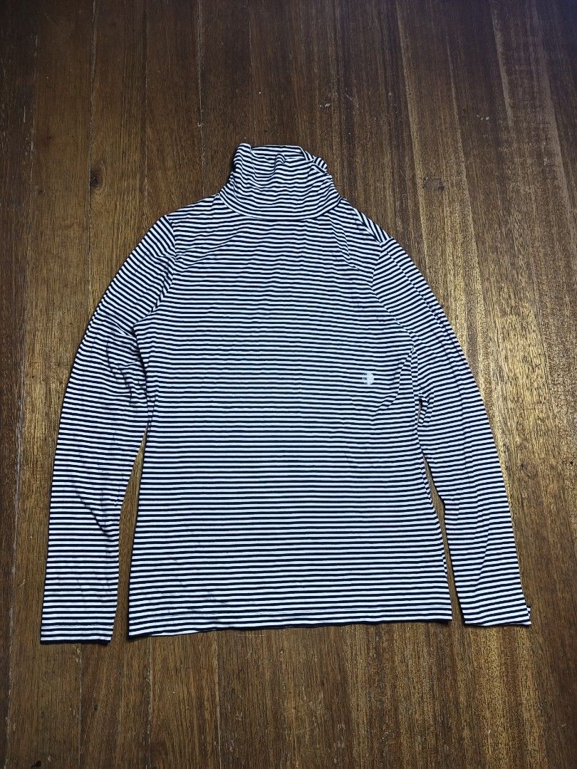 Bossini winter inner warm small women's (Category: Sleeveless) located in Mandaluyong City. Submitted by heatgear (Listing ID 1462365663, Image 1). Description: - Bossini Ladies Striped Turtleneck Top - Classic Black and White Stripes - Long Sleeves - Comfortable Viscose-Elastane Blend - Versatile for Layering or Standalone Wear - Easy to Pair with Jeans or Skirts dimension L 24.5 w 17 S 23 300 + sf location mandaluyong.
