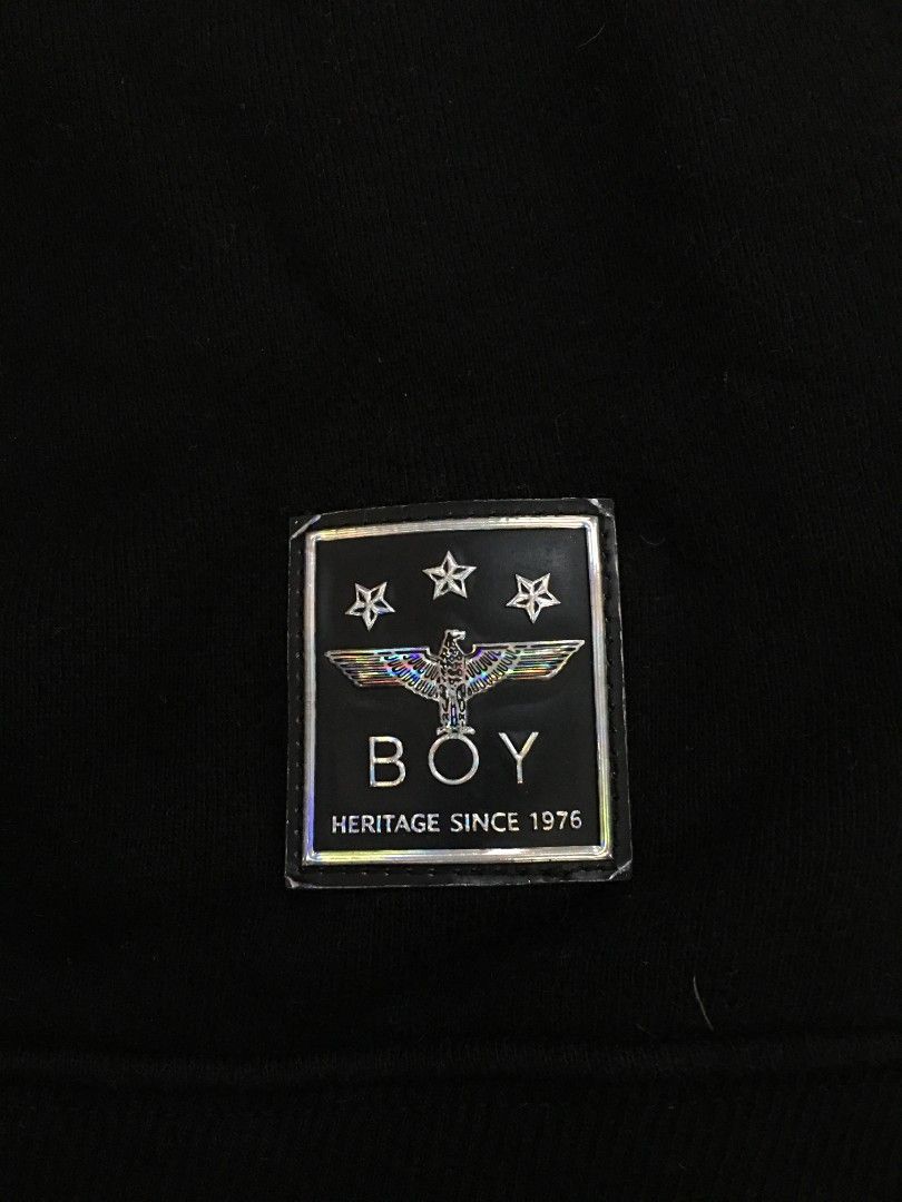 BOY LONDON Chain Eagle Crewneck Sweatshirt (Category: Hoodies) located in Manila. Submitted by daanlibo.lastpiece (Listing ID 1462402842, Image 3). Description: Width x Length: 22x28 Size on Tag: XL Best fit: XL & XXL Color rate: 9.5/10 Issue: Minor baby hairlines on print, no major cracks/peeling. In excellent condition 700₱ 🚚 SHIPPED.