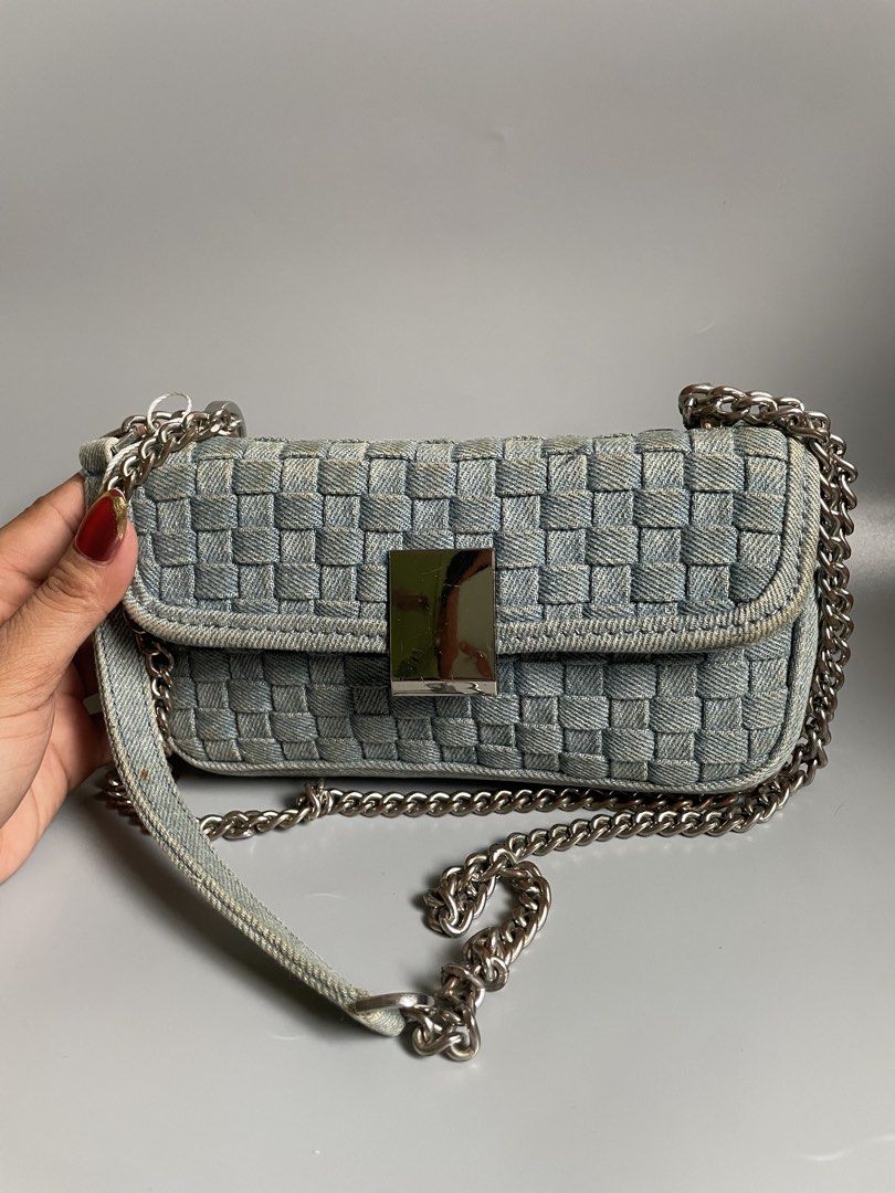 BRANDED SLING BAG (Category: Luxury Bags & Wallets) located in Manila. Submitted by coolcrystal_cbe2ed (Listing ID 1462265496, Image 2). Description: BRANDED .