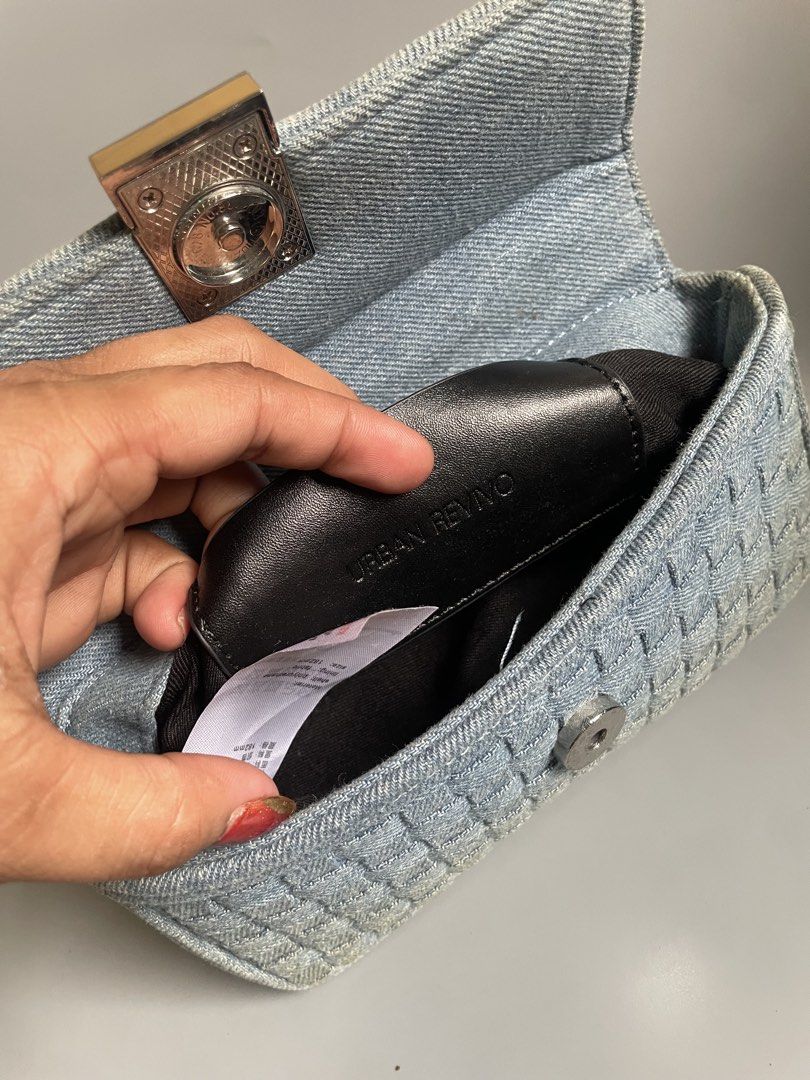 BRANDED SLING BAG (Category: Luxury Bags & Wallets) located in Manila. Submitted by coolcrystal_cbe2ed (Listing ID 1462265496, Image 3). Description: BRANDED .