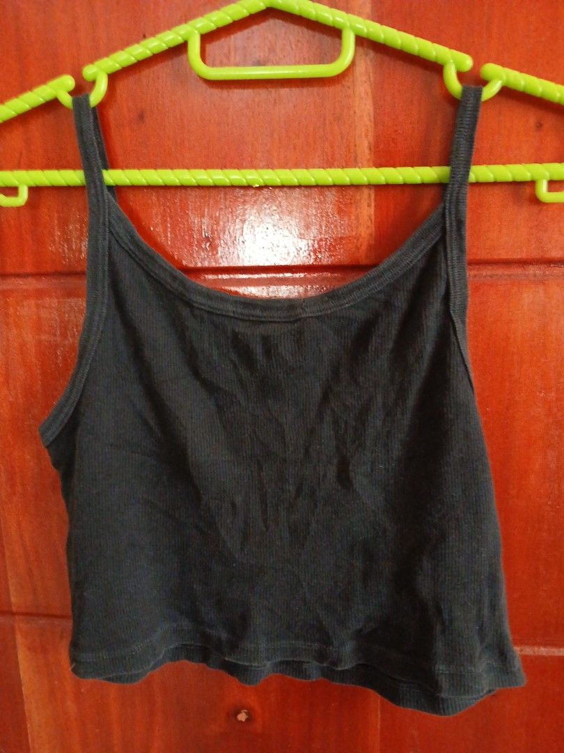 Brandy Melville (Category: Sleeveless) located in Dipolog. Submitted by silentcat_dff9c4 (Listing ID 1462288005, Image 3). Description: 🌸ribbed cropped tank top from Brandy Melville 🌸Black.