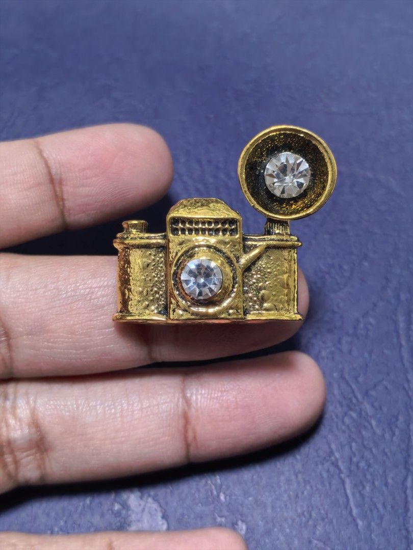 Brooch Pin Camera Gold Tone (Category: Brooches) located in Taguig. Submitted by jeannescarlet (Listing ID 1462371026, Image 1). Description: 💎Brand New 💎Alloy Material.