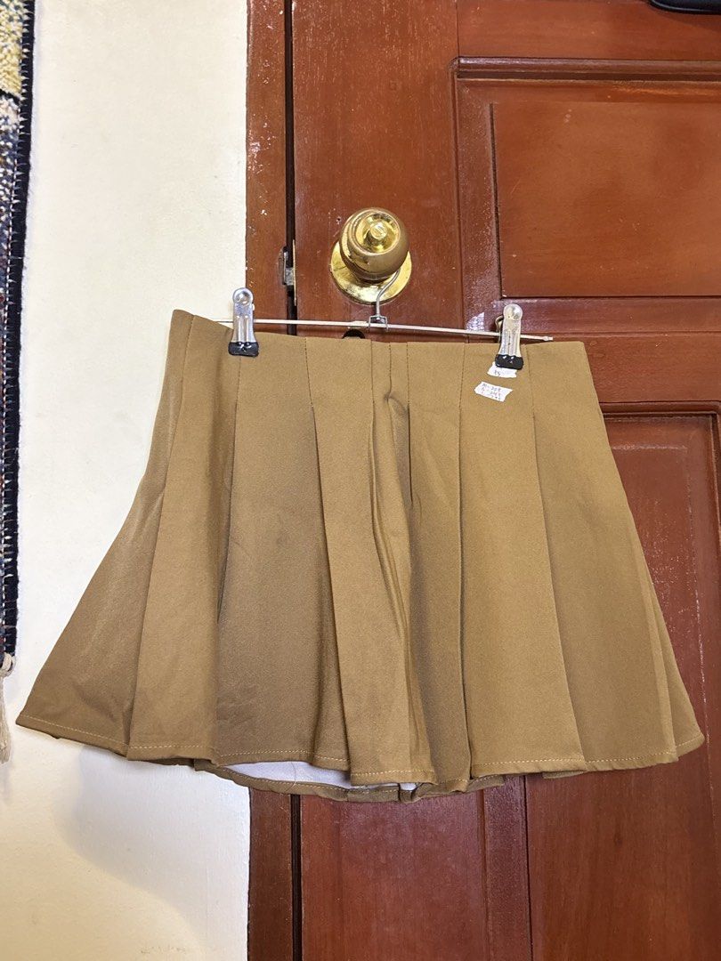 Brown Pleated Mini Skirt (Category: Skirts) located in Laoag. Submitted by sushivara (Listing ID 1462423735, Image 1). Description: GURLL COFFEE PLEATED SKIRTT NA SOAFER KAPALL! W/inner short Size 25 Rules: No joyjoy No cancellations (100 fee) 📍Laoag | Batac City Ilocos Norte.