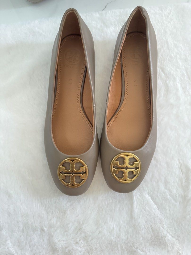 Brown Tory Burch Low-Heeled Pumps (Category: Flats & Sandals) located in San Nicolas. Submitted by ihascat (Listing ID 1462301889, Image 1). Description: - Size US 6.5 - Tory Burch (not guaranteed authentic) - Color: Brown - Material: Leather - Style: Low-Heeled Pumps - Feature: Iconic gold double T logo on toe - Heel: Low heel for comfort - Versatile: Classic design, pairs easily with any outfit - Occasion: Great for work or casual wear.
