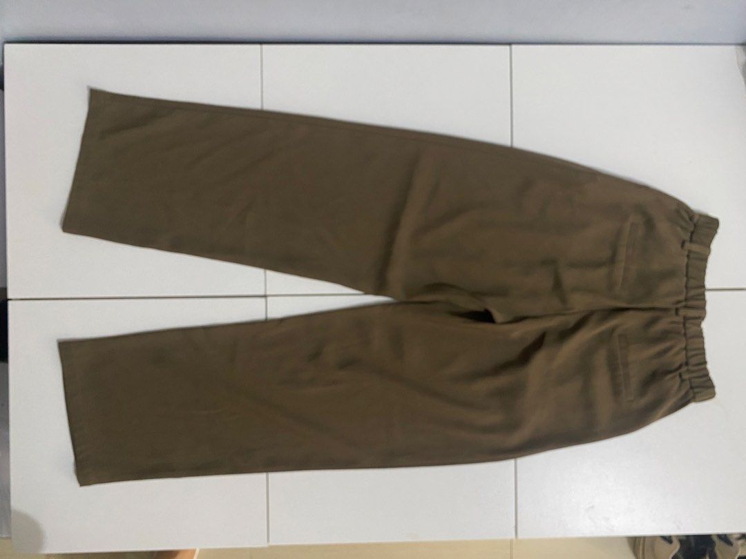 Brown Wide Leg Pleated Pants (Category: Other Bottoms) located in San Pablo. Submitted by gt_vault (Listing ID 1462330337, Image 3). Description: Negotiable po madam, direct message Size:22-23 Length: 40 Thigh: 11 Leg opening: 9 Color rate: 9/10 Condition: Excellent No issue .