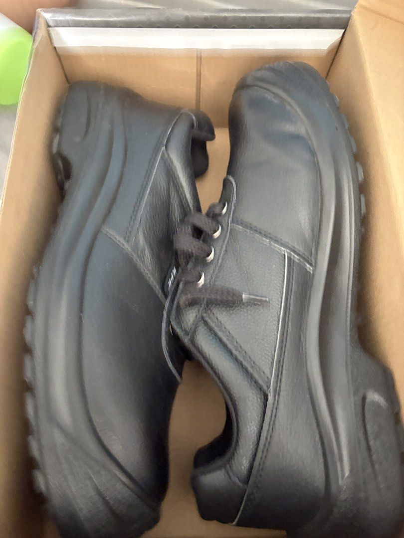 Bundle items (Category: Cross-body Bags) located in Singapore. Submitted by sellingcheaplaaplsbuy (Listing ID 1462318848, Image 5). Description: 1st picture :$50 2nd picture : panda dunks us 10 authentic $40 3rd picture :$30 4th pic : safety shoe 20$ Take all for 140.