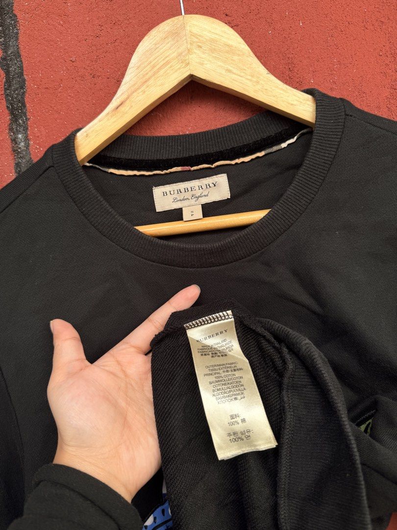 Burberry (Category: Coats, Jackets and Outerwear) located in Baguio. Submitted by mardimercredi14 (Listing ID 1462313390, Image 3). Description: 🔥 Burberry Dimensions: 20*26.6 Condition: excellent Color Rate: 10 ❌ none.