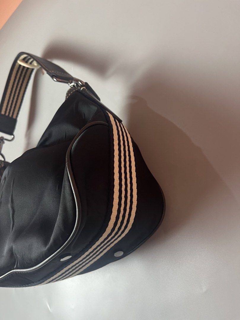 Burberry blue label shoulder bag (Category: Shoulder Bags) located in Quezon City. Submitted by theideal (Listing ID 1462288454, Image 2). Description: Read first before buy Legit/Authentic Burberry blue label shoulder bag Still in good and presentable condition No major flaws Minor sign of use only See picture details posted.