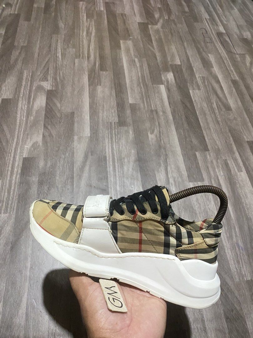 Burberry Low Top Sneaker Womens (Category: Sneakers) located in Cebu City. Submitted by freemoon.b85e0c (Listing ID 1462399155, Image 2). Description: Burberry Low Top Sneaker Womens Legit/2nd hand Size 5 us/2 uk/35 euro/22.5 cm Price 1250 plus sf Minor sign of usage.
