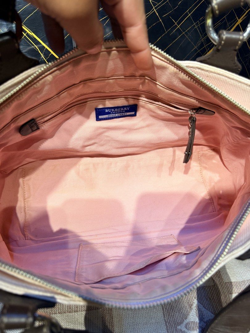 Burberry Shoulder bag (Category: Luxury Bags & Wallets) located in Santiago. Submitted by twicebutnice03 (Listing ID 1462306636, Image 3). Description: Burberry Shoulder bag Baby Pink color Authentic.