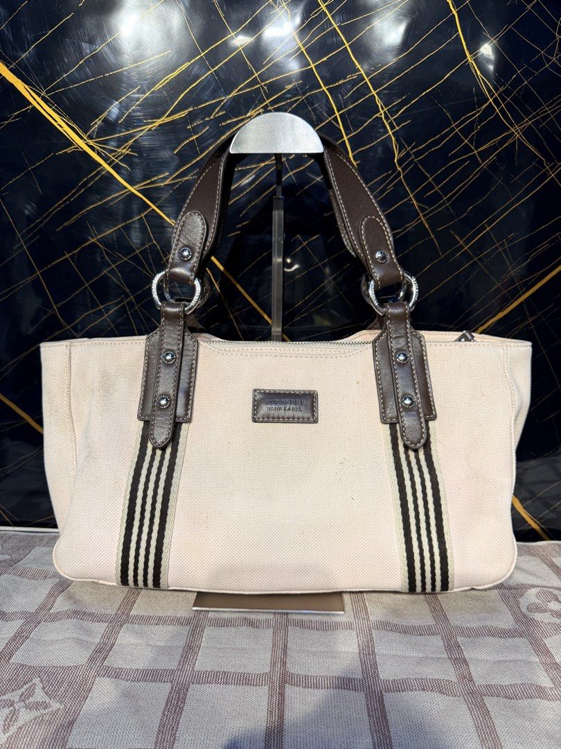 Burberry Shoulder bag (Category: Luxury Bags & Wallets) located in Santiago. Submitted by twicebutnice03 (Listing ID 1462306636, Image 2). Description: Burberry Shoulder bag Baby Pink color Authentic.