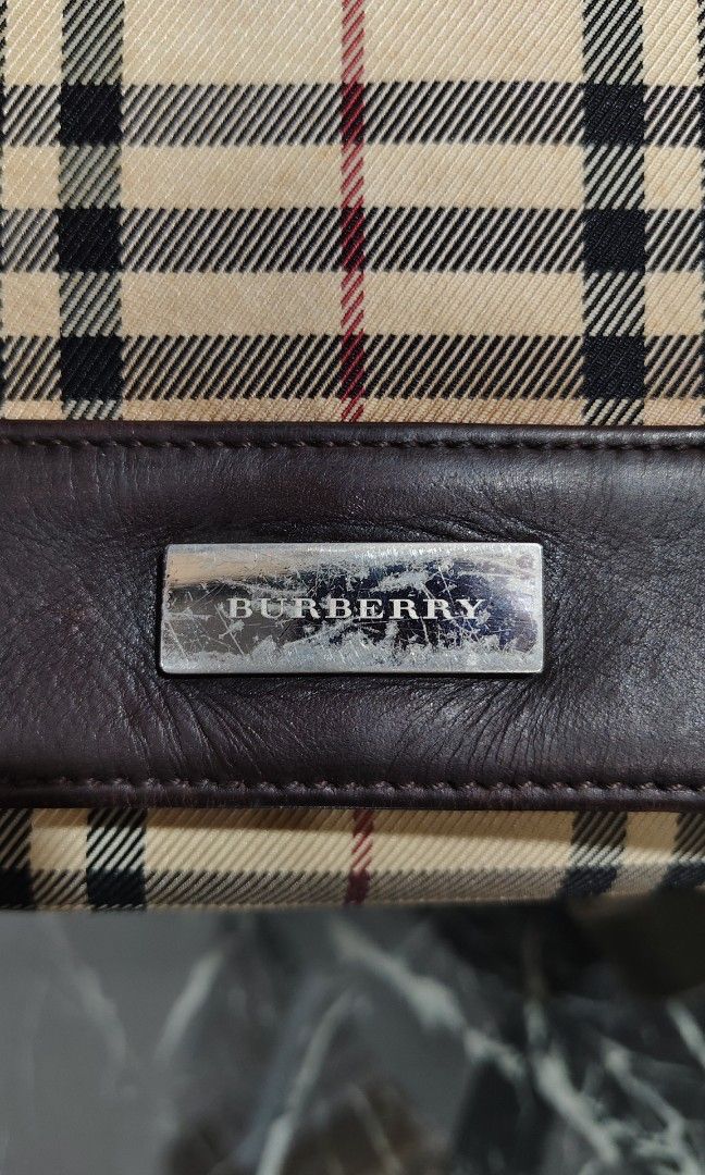 Burberry vintage 💯 (Category: Cross-body Bags) located in Andop. Submitted by dailyluxxurybrands (Listing ID 1462354903, Image 3). Description: authentic 💯 Burberry vintage in good condition wtih normal signe of use.