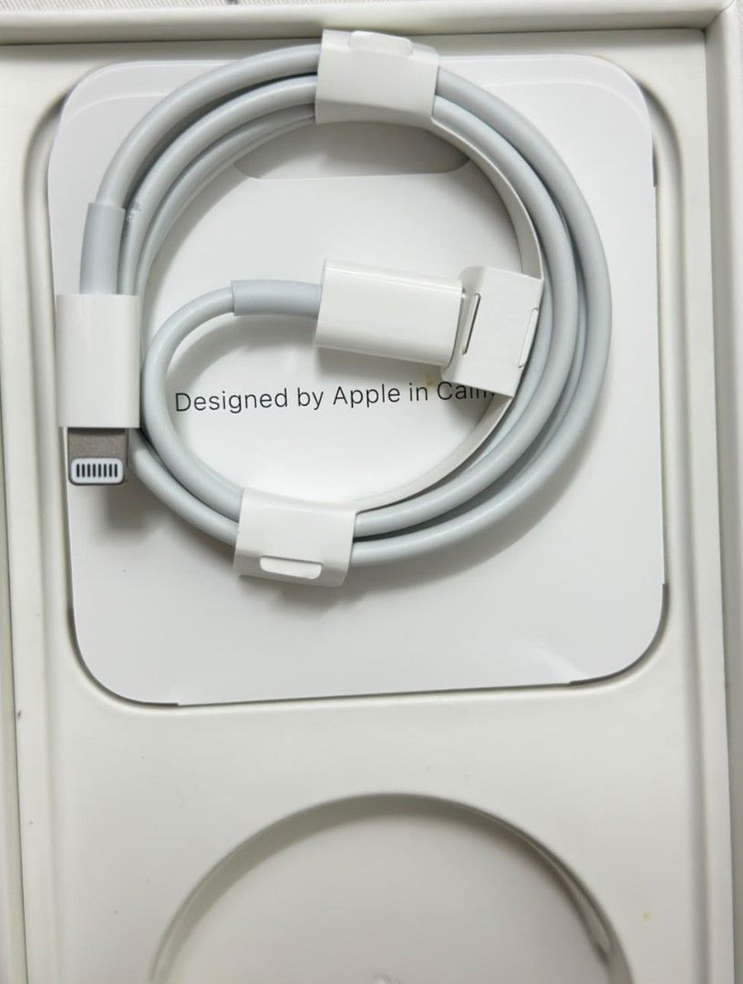 Cable IPhone (Category: Chargers & Cables) located in Lunas. Submitted by haikalmuhd22 (Listing ID 1462407700, Image 1). Description: Cable iPhone type C to lightning untuk dilepaskan. Jual sebab nk clear kan barang2 dan dahupgrade phone ke iPhone 17. Cable 100% tak pernah guna atau sentuh sejak beli phone.