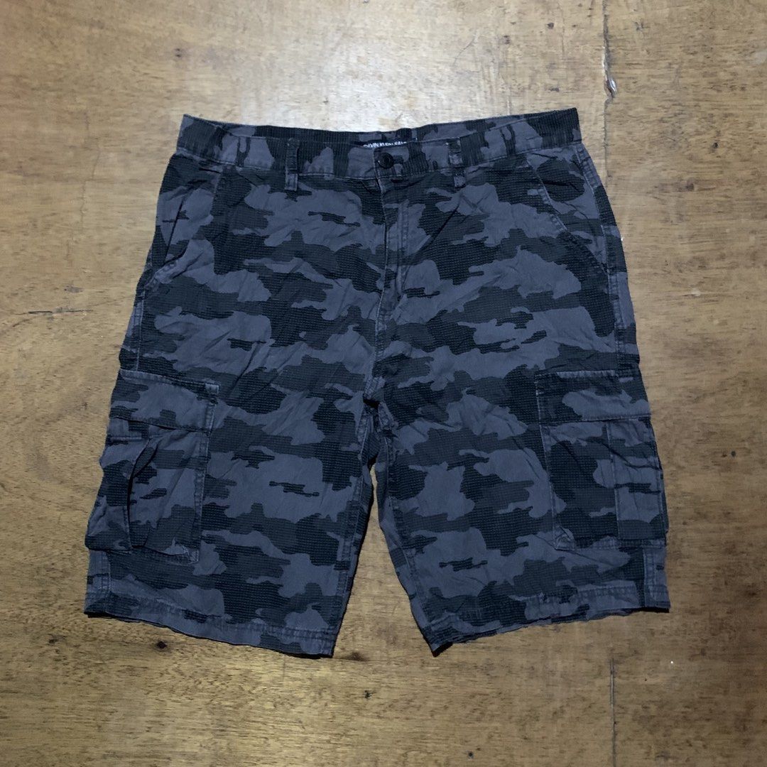 CALVIN KLEIN CAMOU CARGO SHORT (Category: Shorts) located in Manila. Submitted by odids (Listing ID 1462272534, Image 1). Description: CALVIN KLEIN CAMOU CARGO SHORT ❗️ 6 POCKETS EXCELLENT TO AS NEW ISSUE : ❌❌❌ SIZE : 32 ON TAG / 21 LENGTH COLOR RATE : 9.8 DIRECT MESSAGE 📨 LOCATION : SIBONGA CEBU VOUCH / VC WITH ITEM FOR SAFETY ❗️.