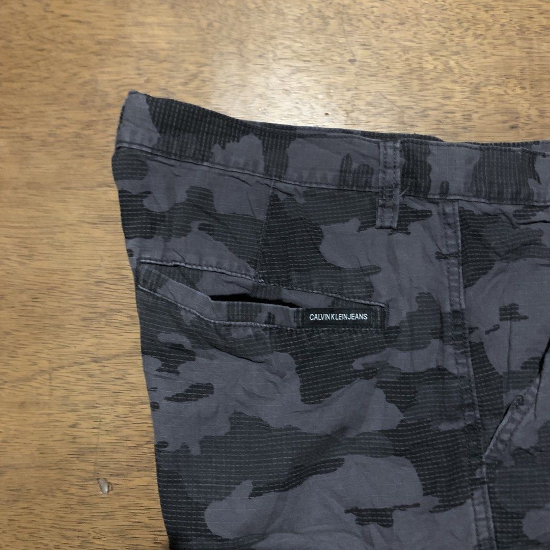 CALVIN KLEIN CAMOU CARGO SHORT (Category: Shorts) located in Manila. Submitted by odids (Listing ID 1462272534, Image 3). Description: CALVIN KLEIN CAMOU CARGO SHORT ❗️ 6 POCKETS EXCELLENT TO AS NEW ISSUE : ❌❌❌ SIZE : 32 ON TAG / 21 LENGTH COLOR RATE : 9.8 DIRECT MESSAGE 📨 LOCATION : SIBONGA CEBU VOUCH / VC WITH ITEM FOR SAFETY ❗️.