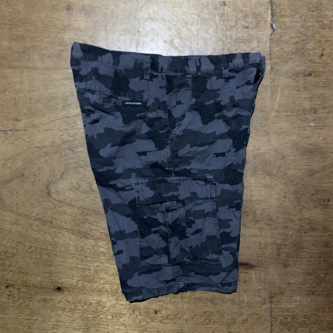 CALVIN KLEIN CAMOU CARGO SHORT (Category: Shorts) located in Manila. Submitted by odids (Listing ID 1462272534, Image 2). Description: CALVIN KLEIN CAMOU CARGO SHORT ❗️ 6 POCKETS EXCELLENT TO AS NEW ISSUE : ❌❌❌ SIZE : 32 ON TAG / 21 LENGTH COLOR RATE : 9.8 DIRECT MESSAGE 📨 LOCATION : SIBONGA CEBU VOUCH / VC WITH ITEM FOR SAFETY ❗️.