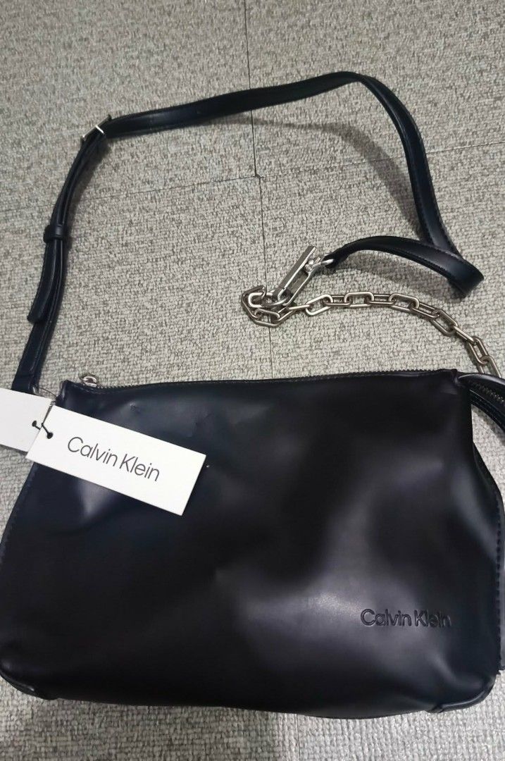CALVIN KLEIN SLING BAG ORIGINAL (Category: Shoulder Bags) located in Taytay. Submitted by whengmic12 (Listing ID 1462272165, Image 1). Description: .