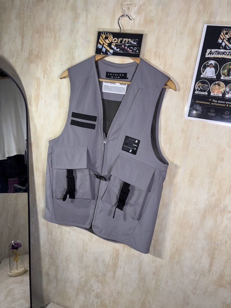 CATALOG UTILITY VEST (Category: Vests) located in Cabuyao City. Submitted by pormanation-thrift-store (Listing ID 1462365637, Image 3). Description: CATALOG UTILITY VEST Condition: LIKE NEW Color rate: 10/10 (PWEDE SA MASELAN) Size: SMALL Dimes: 19.5”Wx26”L Issue: NONE‼️ Price: 1200.