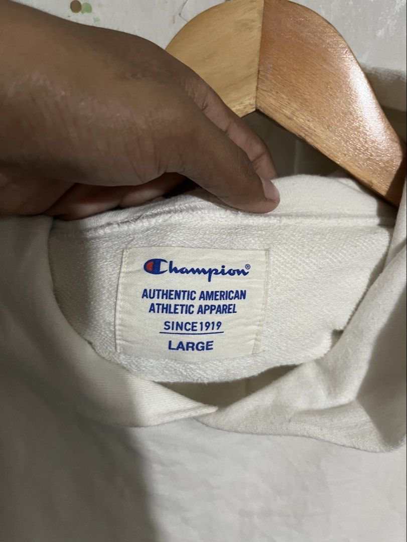 CHAMPION HOODIE JAVKET SCRIPT (Category: Coats, Jackets and Outerwear) located in Santa Cruz. Submitted by youngearth.c72f95 (Listing ID 1462263648, Image 2). Description: EXCELLENT CONDITION NO ISSUE LARGE ON TAG.