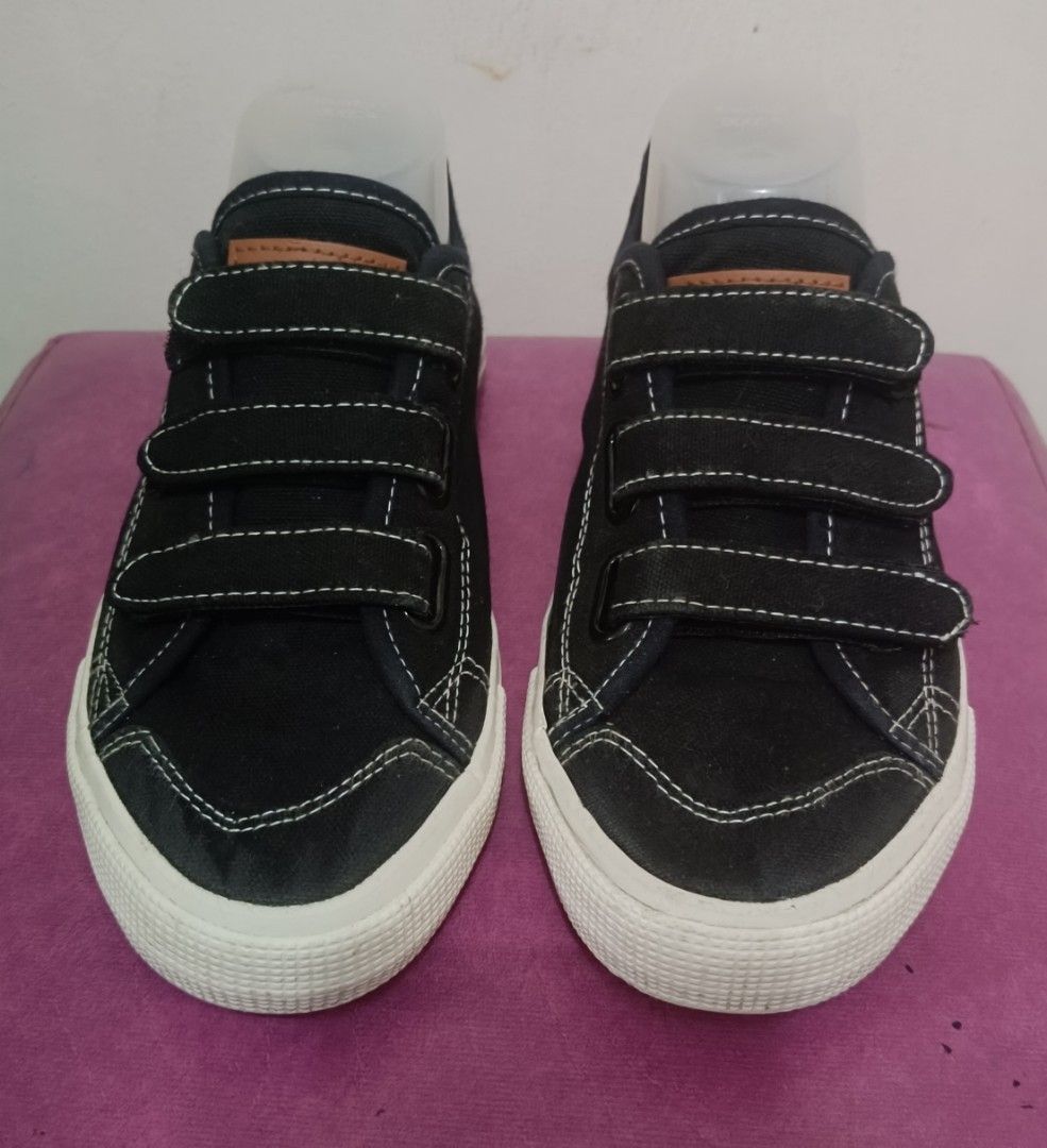 Champion Sneakers (Category: Sneakers) located in Davao. Submitted by naxarugal (Listing ID 1462279522, Image 1). Description: ukay source size US 7 / EU 39 insole 24 cm no issue.