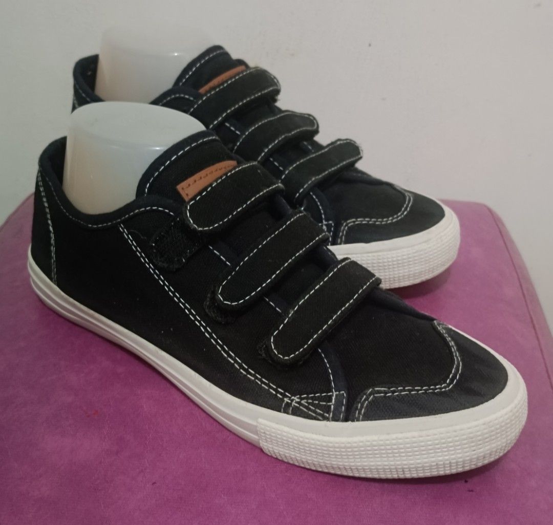 Champion Sneakers (Category: Sneakers) located in Davao. Submitted by naxarugal (Listing ID 1462279522, Image 2). Description: ukay source size US 7 / EU 39 insole 24 cm no issue.