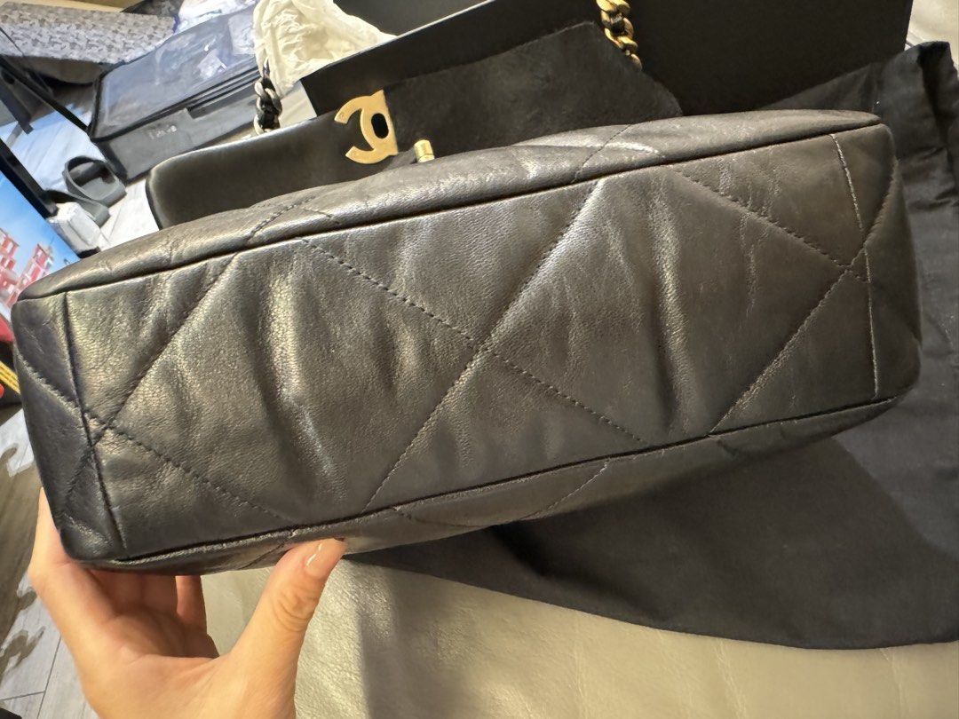 Chanel 19 中號黑色 （分類：手袋及銀包）位於 Hong Kong。 由 appley126 提交（商品編號 1462320600，圖片 2）。簡介： 30cm中size，30卡，全部實拍，所見即所得，有擺放痕跡，但整體98/99新，好少用而且平時好愛惜，皮依舊脹卜卜，全套包裝齊，可以陪驗但不議價，尋找有緣人收。