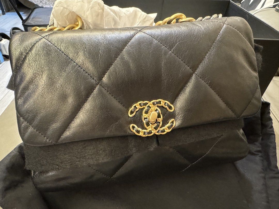 Chanel 19 中號黑色 （分類：手袋及銀包）位於 Hong Kong。 由 appley126 提交（商品編號 1462320600，圖片 1）。簡介： 30cm中size，30卡，全部實拍，所見即所得，有擺放痕跡，但整體98/99新，好少用而且平時好愛惜，皮依舊脹卜卜，全套包裝齊，可以陪驗但不議價，尋找有緣人收。