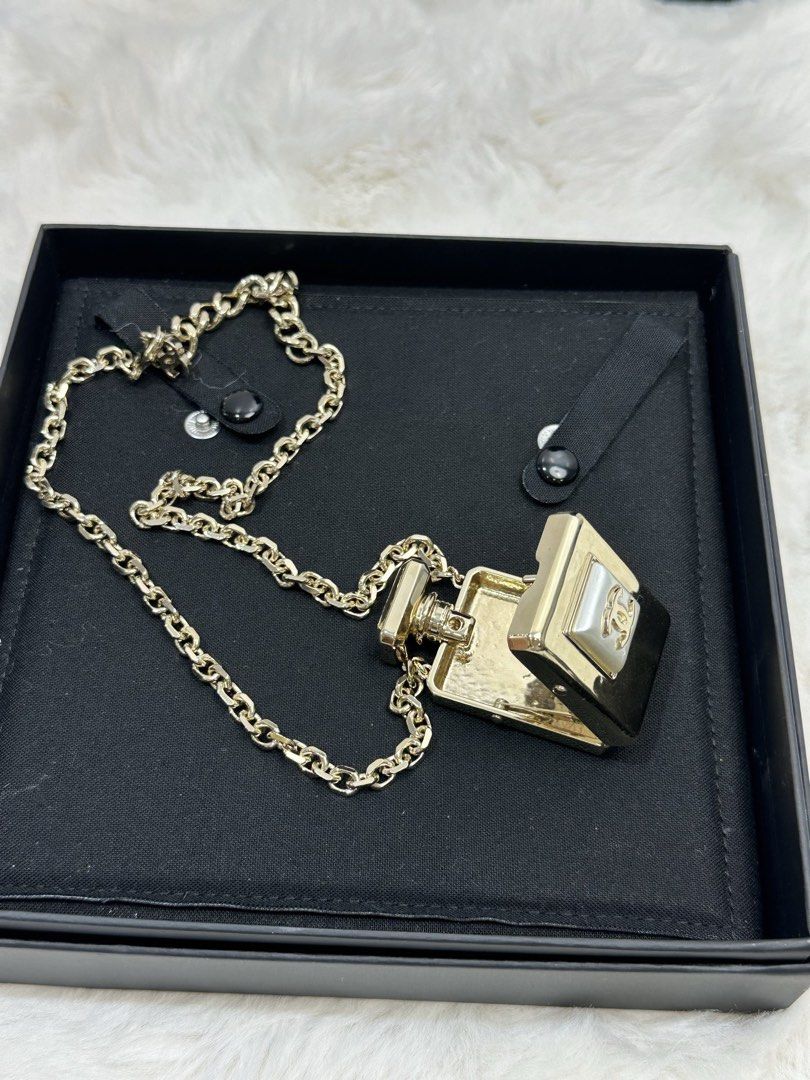 ⛓️Chanel 22S Necklace with charm of Perfume bottle 香奈兒 22S香水瓶大盒子項鍊，毛衣鏈，可打開 （分類：飾物及配件）位於 Hong Kong。 由 bk_luxury 提交（商品編號 1462346900，圖片 3）。簡介： ⛓️Chanel 22S Necklace with charm of Perfume bottle 香奈兒 22S香水瓶大盒子項鍊，毛衣鏈，可打開 🛜有意者，請私訊 Feel free to contact us should you have any queries ✅100%正品，任驗/陪驗 100% original 💫香港金鐘注冊實體店鋪｜中檢認證鑑定師｜只收售正品 🏠地址：香港金鐘夏愨道18號海富中心商場1樓11 & 12號舖 Address: Shop 11 & 12, 1/F., The Podium Admiralty Centre, 18 Harcourt Road, Admiralty