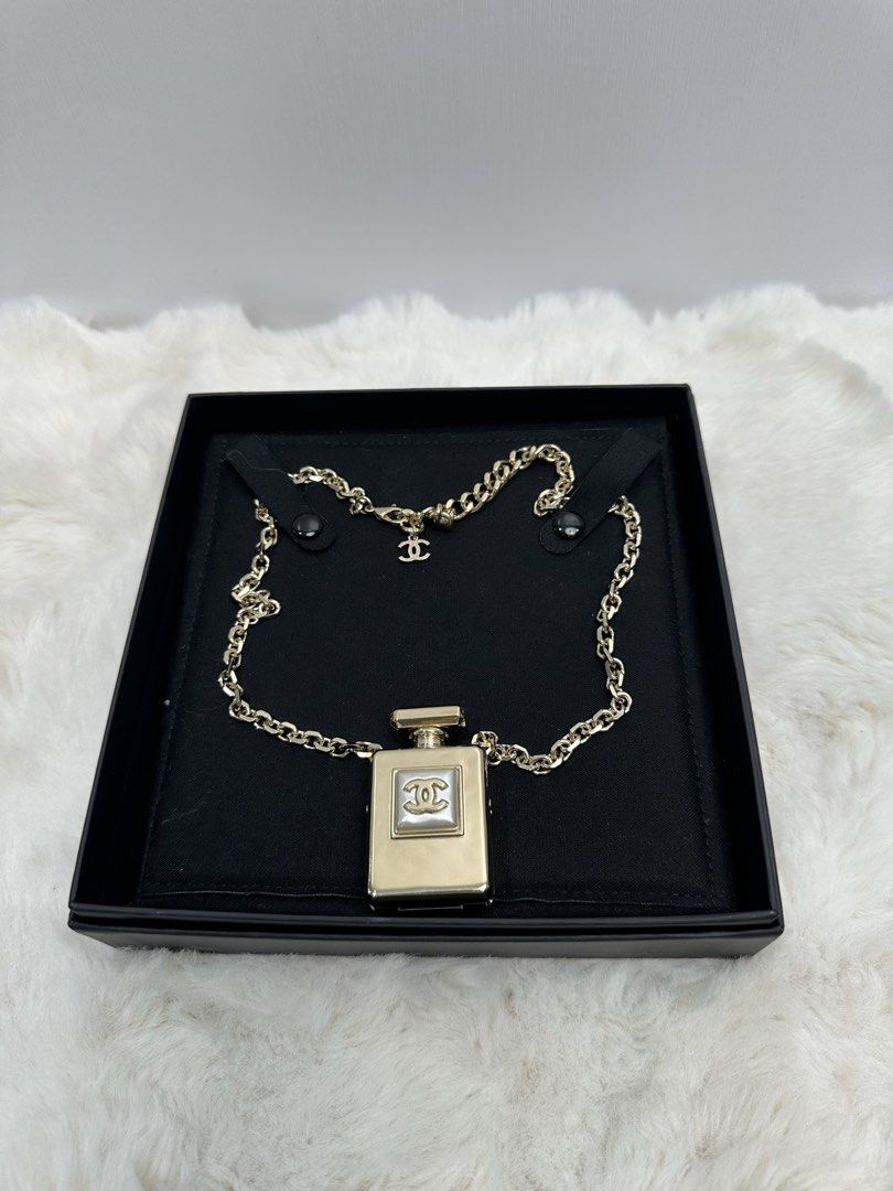 ⛓️Chanel 22S Necklace with charm of Perfume bottle 香奈兒 22S香水瓶大盒子項鍊，毛衣鏈，可打開 （分類：飾物及配件）位於 Hong Kong。 由 bk_luxury 提交（商品編號 1462346900，圖片 1）。簡介： ⛓️Chanel 22S Necklace with charm of Perfume bottle 香奈兒 22S香水瓶大盒子項鍊，毛衣鏈，可打開 🛜有意者，請私訊 Feel free to contact us should you have any queries ✅100%正品，任驗/陪驗 100% original 💫香港金鐘注冊實體店鋪｜中檢認證鑑定師｜只收售正品 🏠地址：香港金鐘夏愨道18號海富中心商場1樓11 & 12號舖 Address: Shop 11 & 12, 1/F., The Podium Admiralty Centre, 18 Harcourt Road, Admiralty