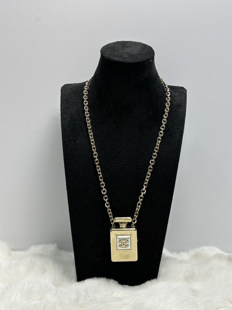 ⛓️Chanel 22S Necklace with charm of Perfume bottle 香奈兒 22S香水瓶大盒子項鍊，毛衣鏈，可打開 （分類：飾物及配件）位於 Hong Kong。 由 bk_luxury 提交（商品編號 1462346900，圖片 2）。簡介： ⛓️Chanel 22S Necklace with charm of Perfume bottle 香奈兒 22S香水瓶大盒子項鍊，毛衣鏈，可打開 🛜有意者，請私訊 Feel free to contact us should you have any queries ✅100%正品，任驗/陪驗 100% original 💫香港金鐘注冊實體店鋪｜中檢認證鑑定師｜只收售正品 🏠地址：香港金鐘夏愨道18號海富中心商場1樓11 & 12號舖 Address: Shop 11 & 12, 1/F., The Podium Admiralty Centre, 18 Harcourt Road, Admiralty