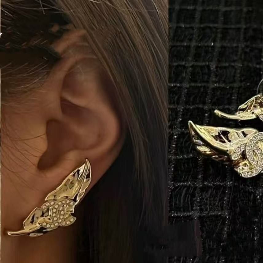 Chanel 香奈兒 葉子造型耳環outlet earrings （分類：飾物及配件）位於 Hong Kong。 由 datanbasfa36199 提交（商品編號 1462343757，圖片 2）。簡介： Chanel 嘅葉子造型耳環，金色配埋小水鑽。設計好特別，戴上耳好有個性。呢對耳環好百搭，無論係返工定係出街都啱戴。。