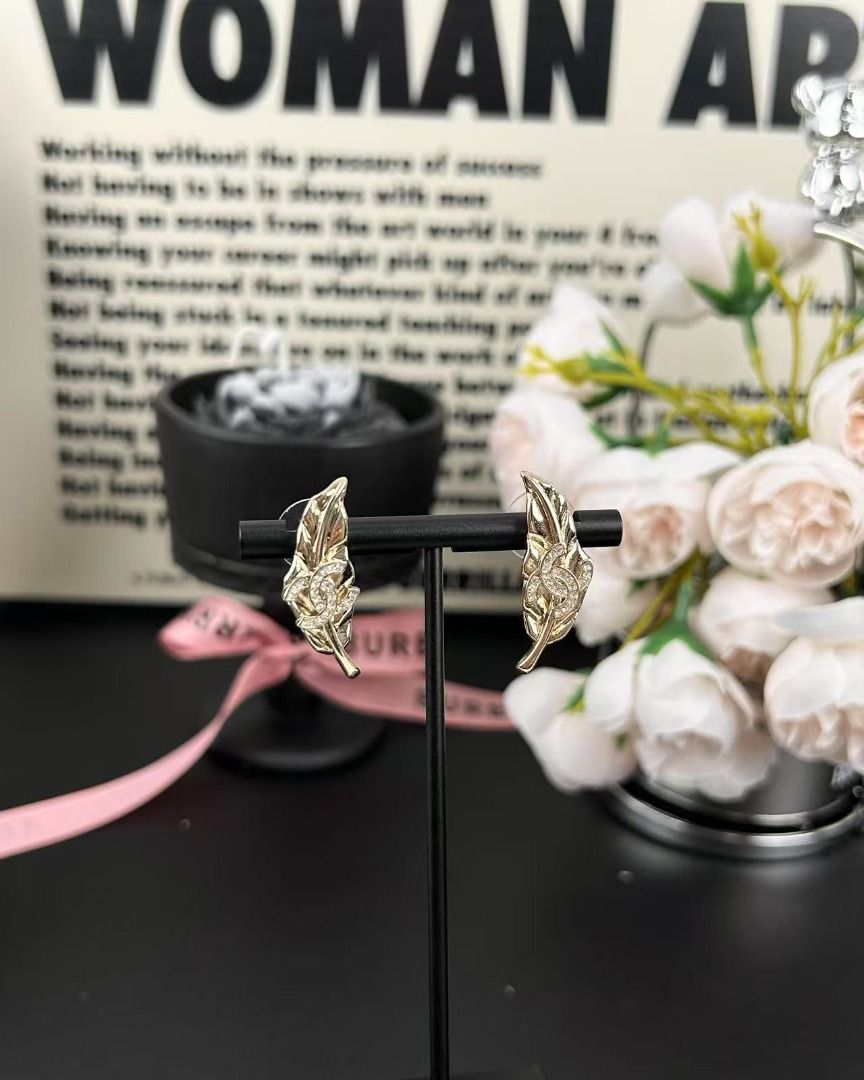 Chanel 香奈兒 葉子造型耳環outlet earrings （分類：飾物及配件）位於 Hong Kong。 由 datanbasfa36199 提交（商品編號 1462343757，圖片 3）。簡介： Chanel 嘅葉子造型耳環，金色配埋小水鑽。設計好特別，戴上耳好有個性。呢對耳環好百搭，無論係返工定係出街都啱戴。。