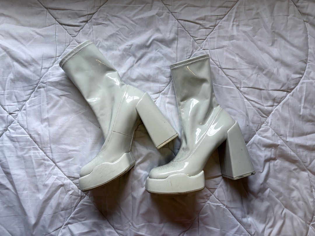 white ankle boots (Category: Boots) located in Batangas. Submitted by miuparfait (Listing ID 1462290155, Image 1). Description: notes: a bit dusty and has scratches, because i used it a lot ! Just needs proper cleaning, besides that it’s super durable and easy to walk with. this was bought for 4k+ with shipping fee! lowest i can do is 1.9k so no lowballers please :3 another box will be used to protect the boots since i don’t have the orig box any