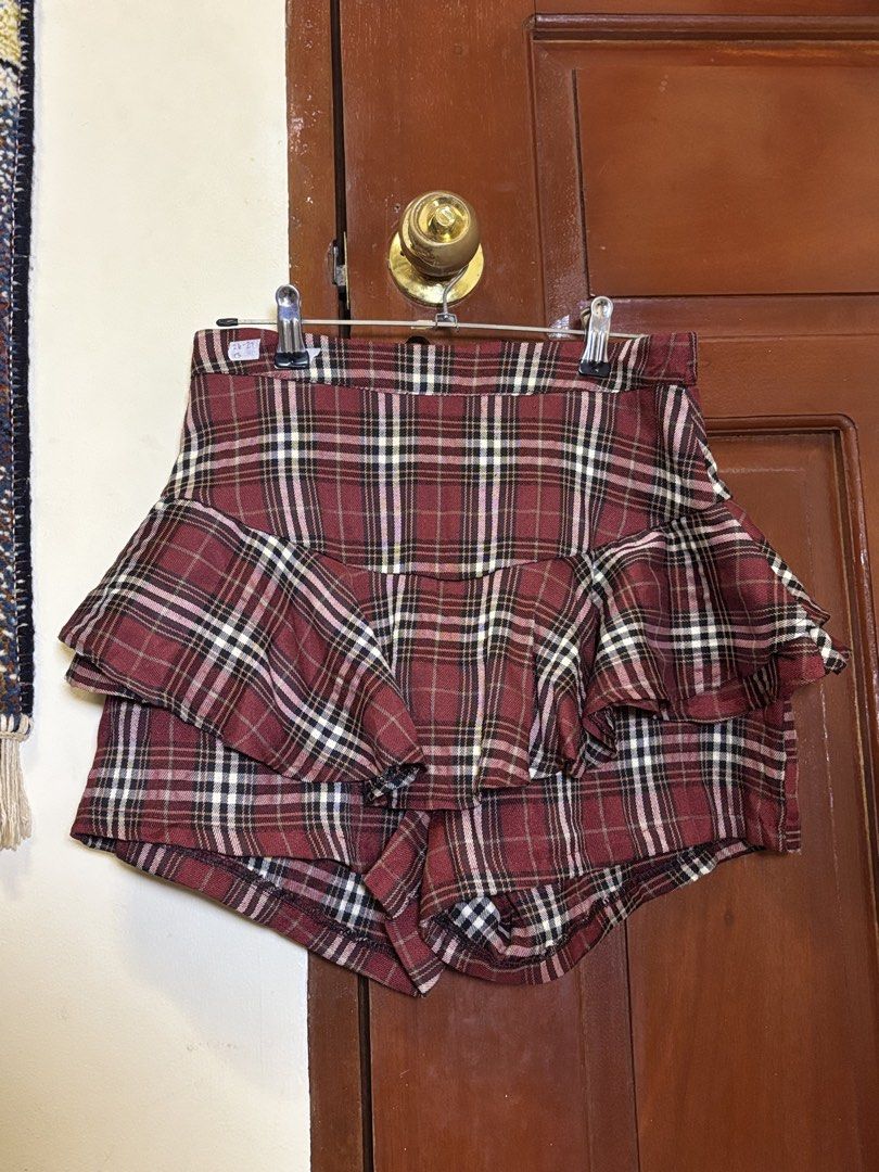 Checkered Ruffle Skirt (Category: Skirts) located in Laoag. Submitted by sushivara (Listing ID 1462423737, Image 1). Description: ISA PA TO ANGGANDAAAA TLGGG W/inner short Size 26-27 Rules: No joyjoy No cancellations (100 fee) 📍Laoag | Batac City Ilocos Norte.
