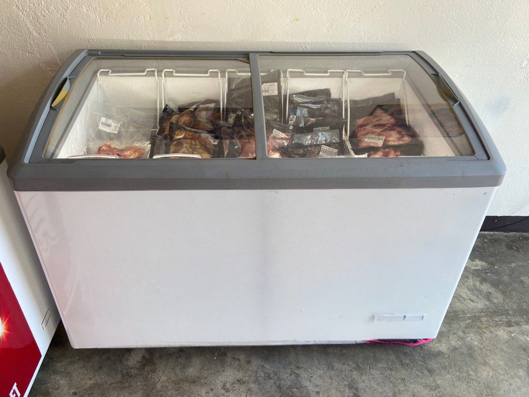CHEST FREEZER (Category: Other Home Appliances) located in Cavite. Submitted by erageronimo0106 (Listing ID 1462264372, Image 2). Description: 📌 📌📌 AVAILABLE CHEST FREEZER 📌📌📌 🌀15 cubic/ft. 🌀SLIDING GLASS DOOR DISPLAY 🌀WITH LED LIGHT DISPLAY 🌀WITH FREE 5 BASKET 🌀 PERFECT FOR BUSINESS LIKE 👉 FROZEN MEAT 👉 FROZEN FOOD 👉 ICE CREAM 📍PM for interested buyers 💌.