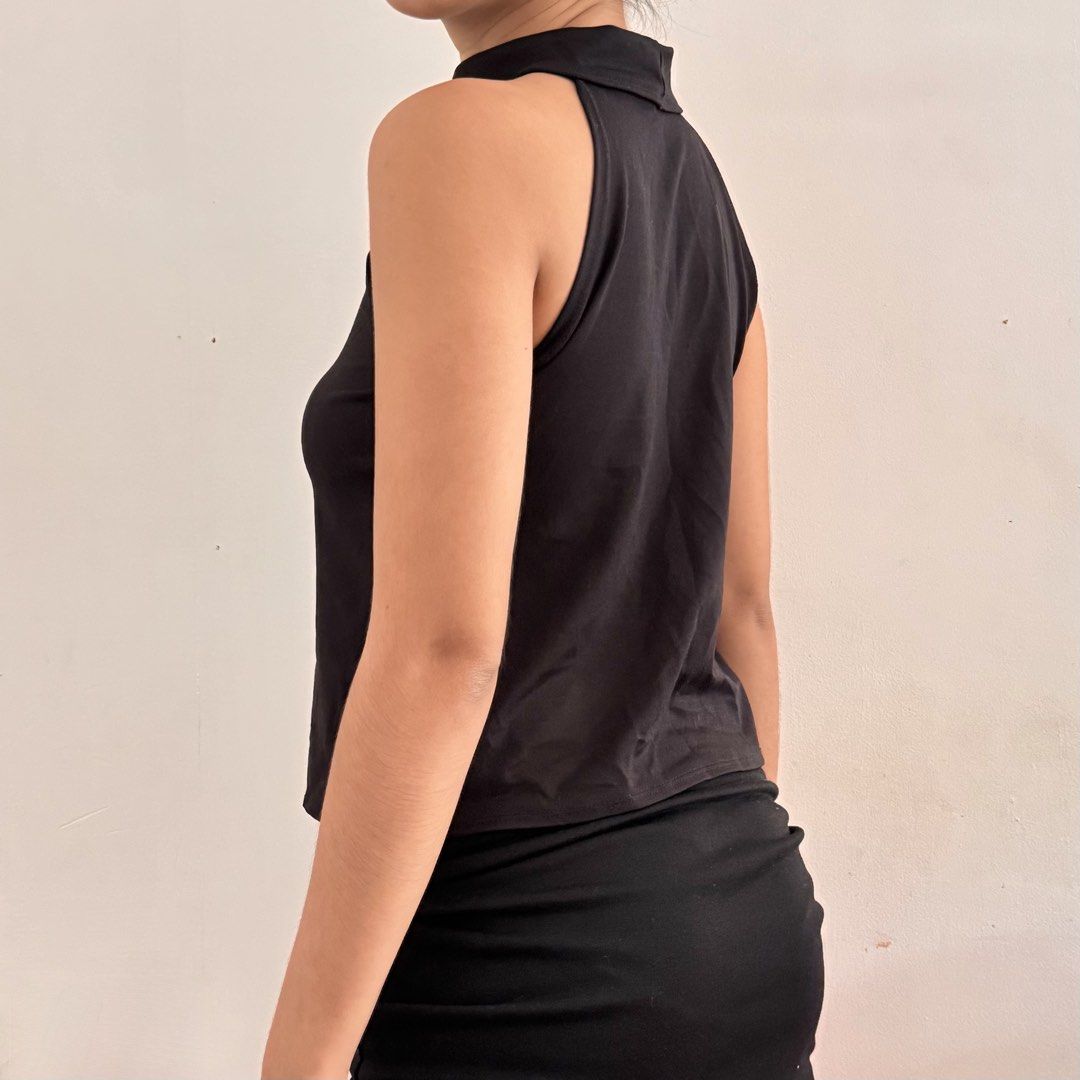 chic classy black mock neck crop sleeveless halter top (Category: Sleeveless) located in Marikina City. Submitted by triciarchive (Listing ID 1462337769, Image 3). Description: ✨ selling more aesthetic clothes & other stuff in my profile! <3 💰 price is negotiable - fits xs to m - never used, only tried on - soft fabric and so comfy rfs: decluttering model reference (me): chest: 32” waist: 25” hips: 33” height: 5’2”.