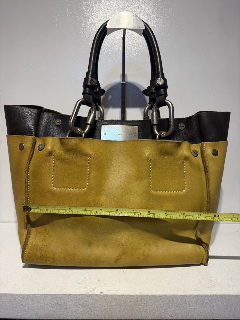 Chloe Cyndi Leather Tote Bag (Category: Shoulder Bags) located in Pasig City. Submitted by armoire_deluxe (Listing ID 1462421909, Image 2). Description: Pre💕 item. In good condition..