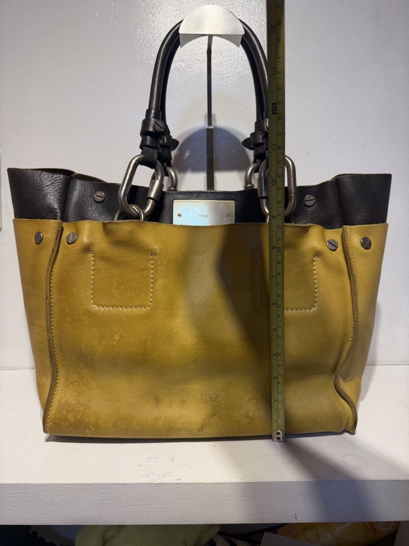Chloe Cyndi Leather Tote Bag (Category: Shoulder Bags) located in Pasig City. Submitted by armoire_deluxe (Listing ID 1462421909, Image 3). Description: Pre💕 item. In good condition..
