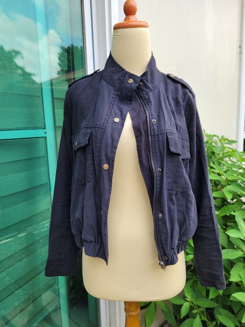 Chocolate Black Women's Jacket Size S (Category: Coats, Jackets and Outerwear) located in Muntinlupa City. Submitted by havilahph (Listing ID 1462272311, Image 2). Description: Navy blue utility jacket from Chocolate. Has a zip-up front and button closures on the pockets. Elasticated cuffs and hem. Made in Vietnam. Size S..