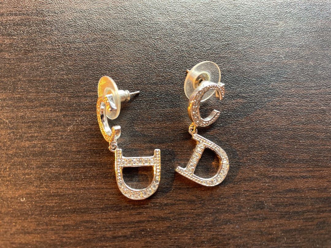 RUSH PRICE 5500! Christian Dior CD Logo Rhinestone Earrings (Category: Earrings) located in Baguio. Submitted by otracosa (Listing ID 1462301110, Image 1). Description: Christian Dior CD Logo Rhinestone Earrings Given by family as a gift, year 2019 Sold as is, no box etc 10500, negotiable if sure buyer For dropping or meet-up if Baguio For shipping, buyer shoulders SF.