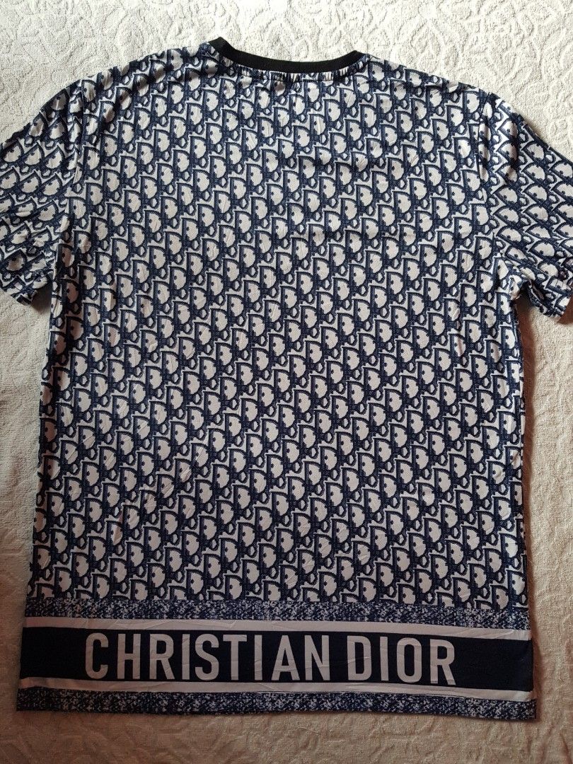 Christian Dior Monogram T Shirt (Category: Luxury Apparel) located in Santo Domingo. Submitted by jcobedoza213916 (Listing ID 1462262243, Image 2). Description: Christian Dior Monogram T Shirt Unisex Men's & Women's Width 21 Lenght 27 Best Fit Medium-Large excellent condition color rate 10/10 goods as a new no issue: No Pinhole No Flaws No Discoloration.