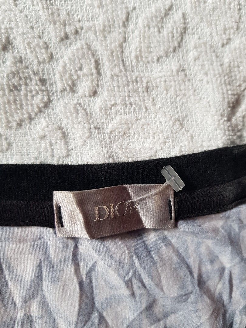 Christian Dior Monogram T Shirt (Category: Luxury Apparel) located in Santo Domingo. Submitted by jcobedoza213916 (Listing ID 1462262243, Image 3). Description: Christian Dior Monogram T Shirt Unisex Men's & Women's Width 21 Lenght 27 Best Fit Medium-Large excellent condition color rate 10/10 goods as a new no issue: No Pinhole No Flaws No Discoloration.